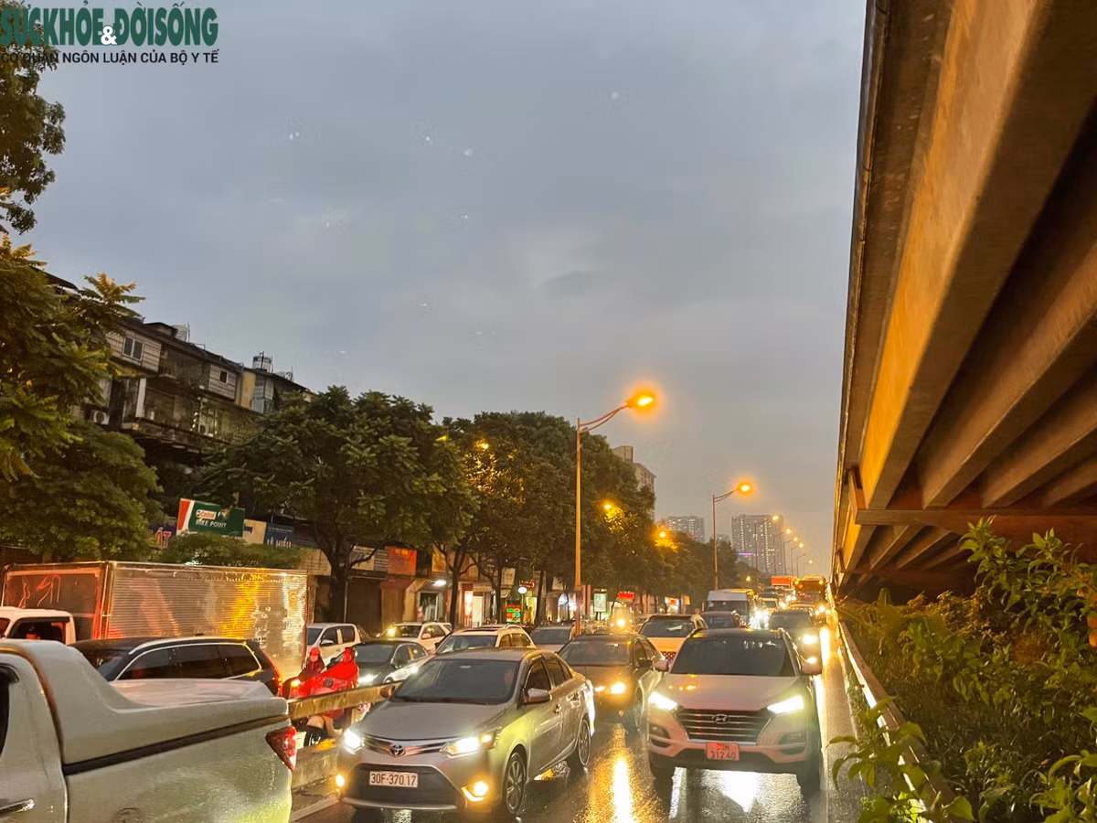 Tuyến đường Khuất Duy Tiến, một trong những điểm nóng giao thông chịu cảnh tương tự.