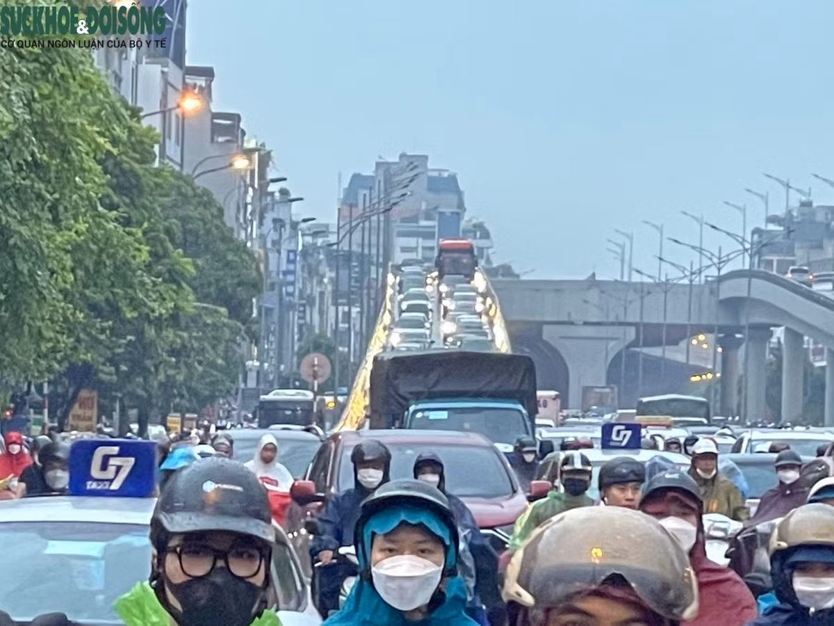 Ô tô nhích từng chút một, nối đuôi nhau từ đường Vành đai 2 trên cao xuống nút giao Ngã Tư Sở.