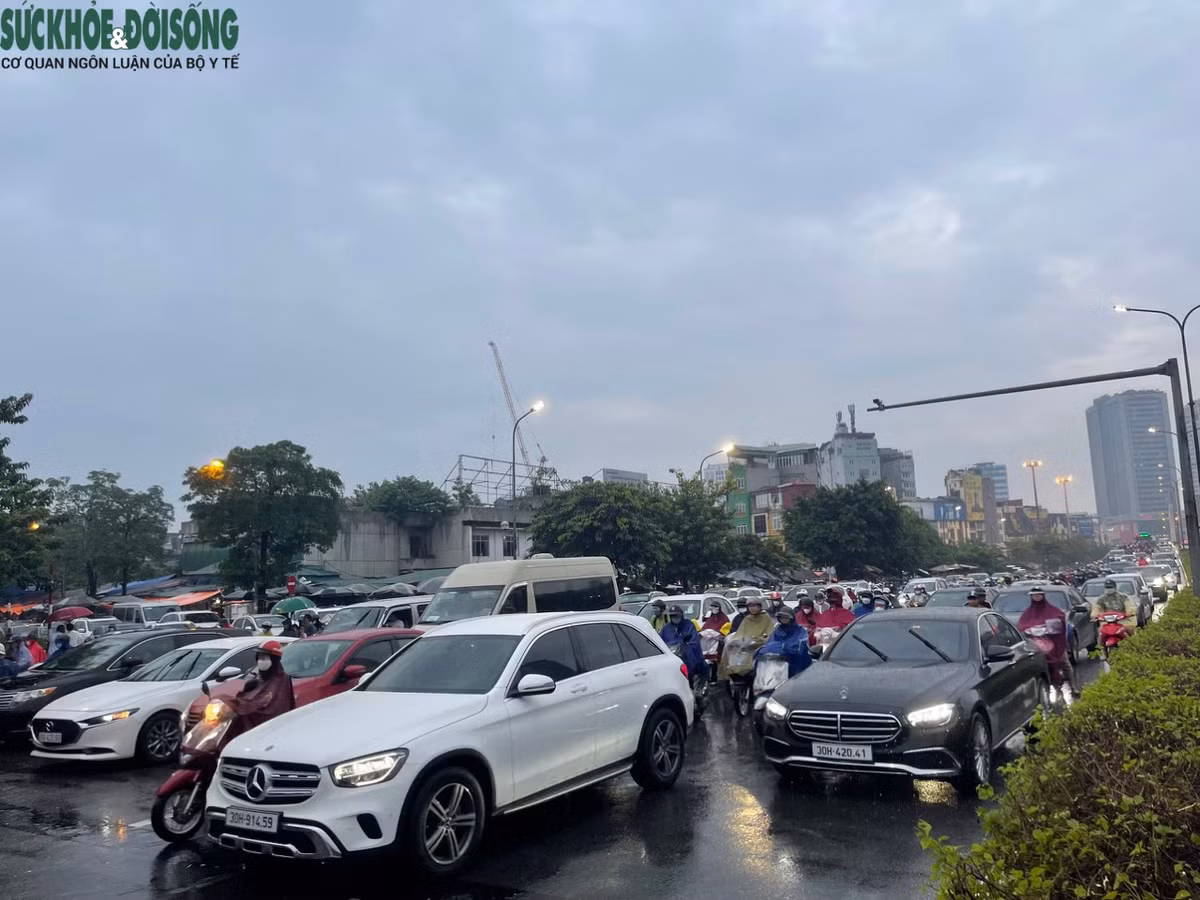 Dòng phương tiện lũ lượt đổ về từ phía cầu vượt Ngã Tư Sở xuống đường Nguyễn Trãi.