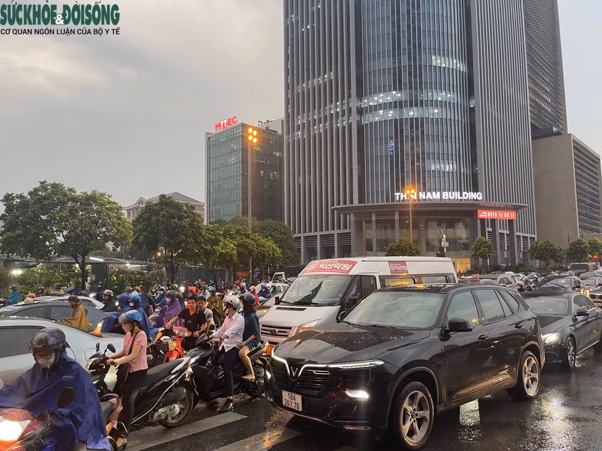 Các phương tiện "giậm chân tại chỗ" trên đường Dương Đình Nghệ.