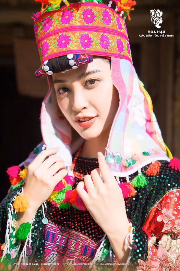 Nong Thuy Hang lam gi sau dang quang Hoa hau cac Dan toc Viet Nam?