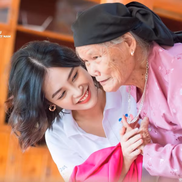 Nong Thuy Hang lam gi sau dang quang Hoa hau cac Dan toc Viet Nam?-Hinh-8