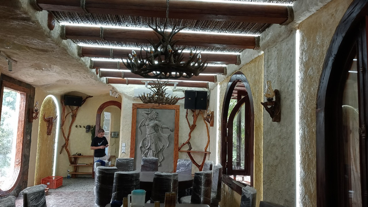 Tường của ngôi nhà cũng được làm bằng loại vật liệu đặc biệt trông như đất sét kết hợp với thạch cao tạo ra độ dày và cách nhiệt.