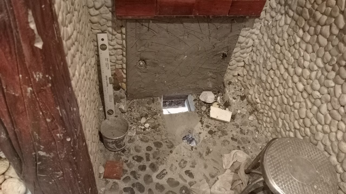 Phòng vệ sinh cũng được trang trí bằng đá.