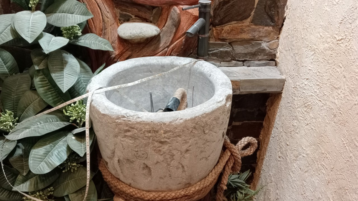 Một số dụng cụ dân gian xưa cũng được tận dụng làm chất liệu trang trí như cối đá, trão, đèn dầu… Tất cả mang đến không gian vừa cổ kính vừa sang trọng cho ngôi nhà.