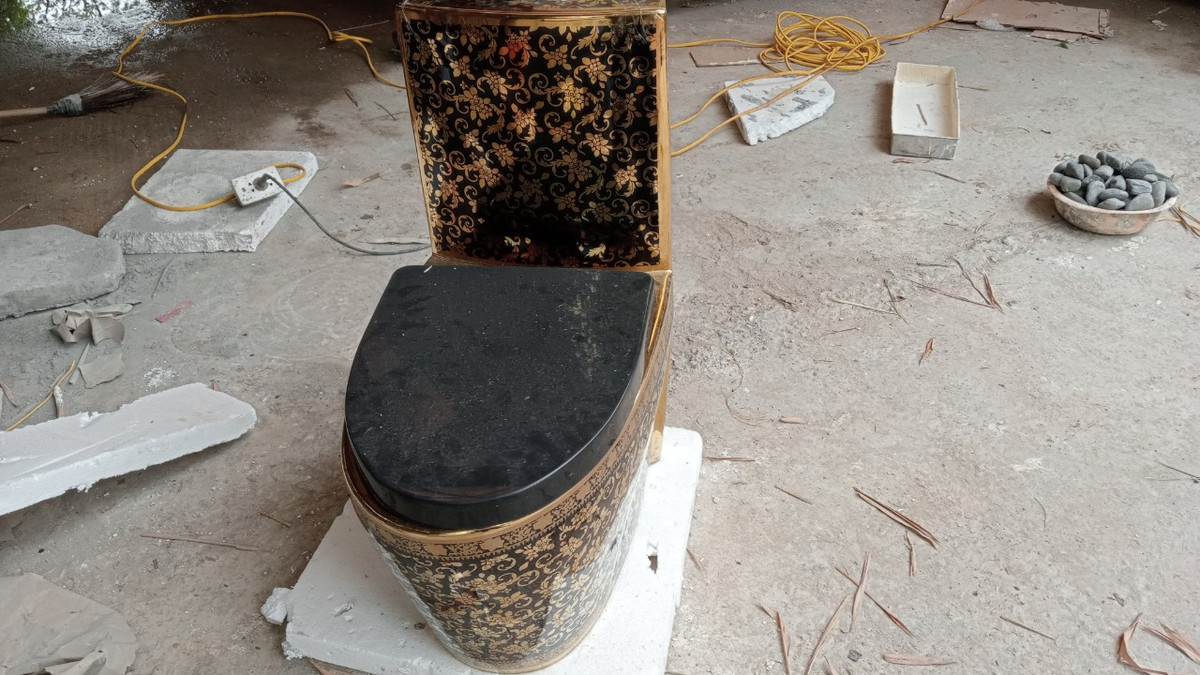 Bồn cầu mạ đồng.