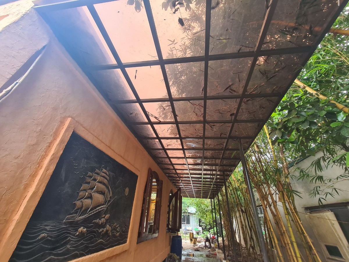 Nhìn bên ngoài, ngôi nhà trông rất bình thường không có gì độc đáo, thậm chí mặt sau ngôi nhà còn tạo cho người nhìn cảm giác thô kệch.