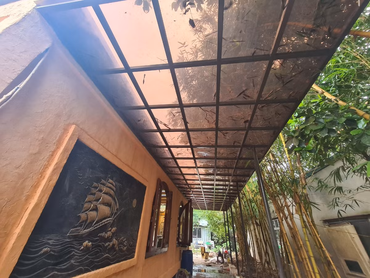 Nhìn bên ngoài, ngôi nhà trông rất bình thường không có gì độc đáo, thậm chí mặt sau ngôi nhà còn tạo cho người nhìn cảm giác thô kệch.