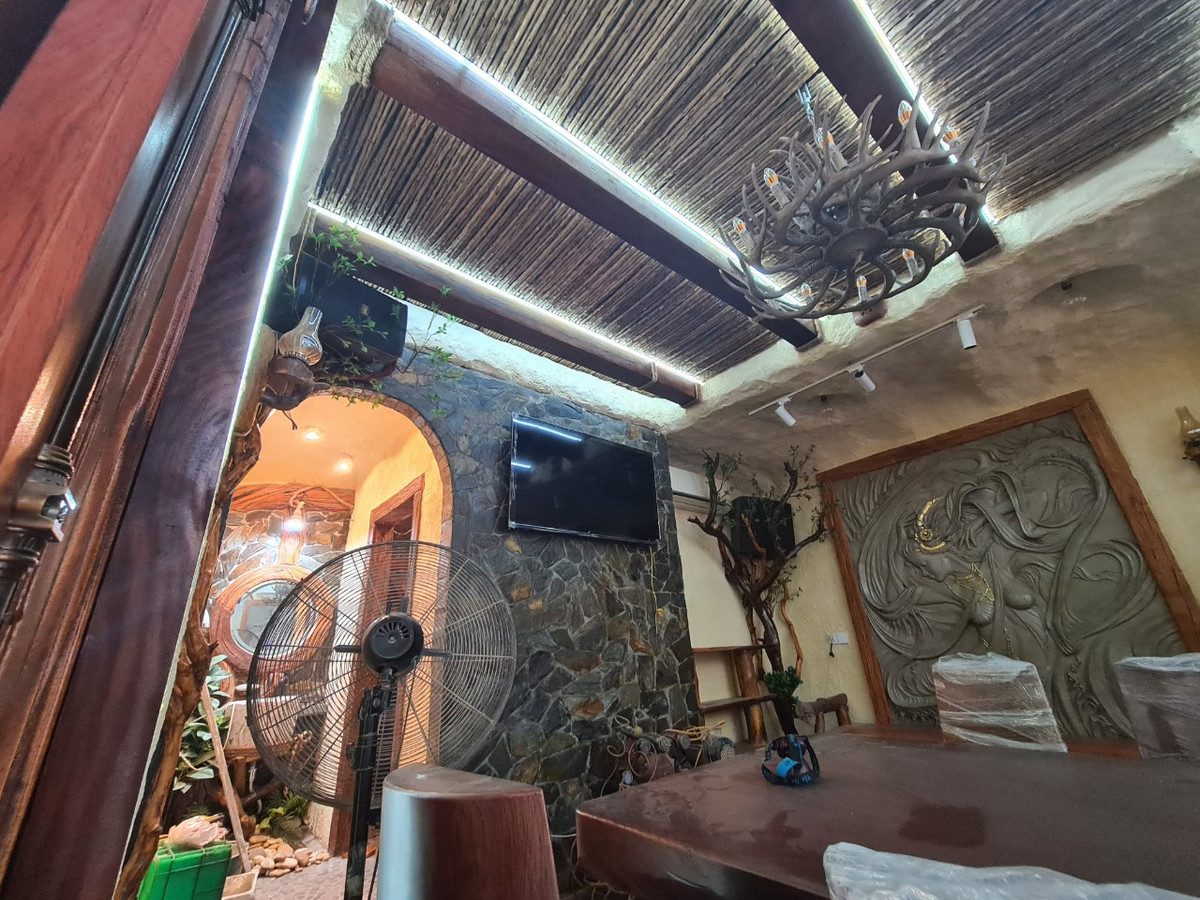 Mặc dù ngôi nhà vẫn đang trong quá trình hoàn thiện nhưng có thể thấy phía trong rất sang trọng.