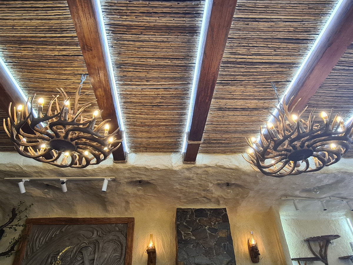 Nhà được thiết kế với trần là những khối gỗ to xếp thành hàng bắc theo chiều ngang. Trần nhà được lợp bằng những thân cây gỗ nhỏ kết hợp với ánh sáng tạo ra hiệu ứng rất thoáng.