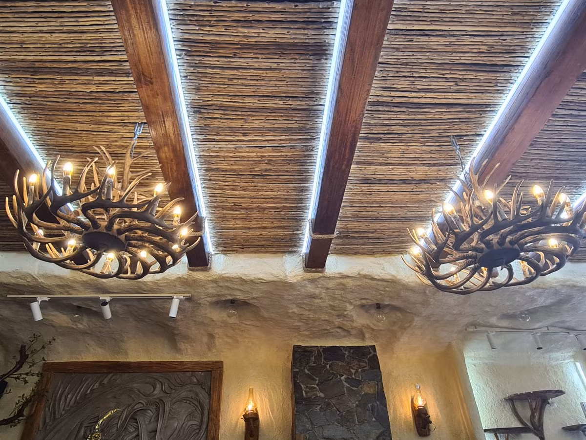 Nhà được thiết kế với trần là những khối gỗ to xếp thành hàng bắc theo chiều ngang. Trần nhà được lợp bằng những thân cây gỗ nhỏ kết hợp với ánh sáng tạo ra hiệu ứng rất thoáng.