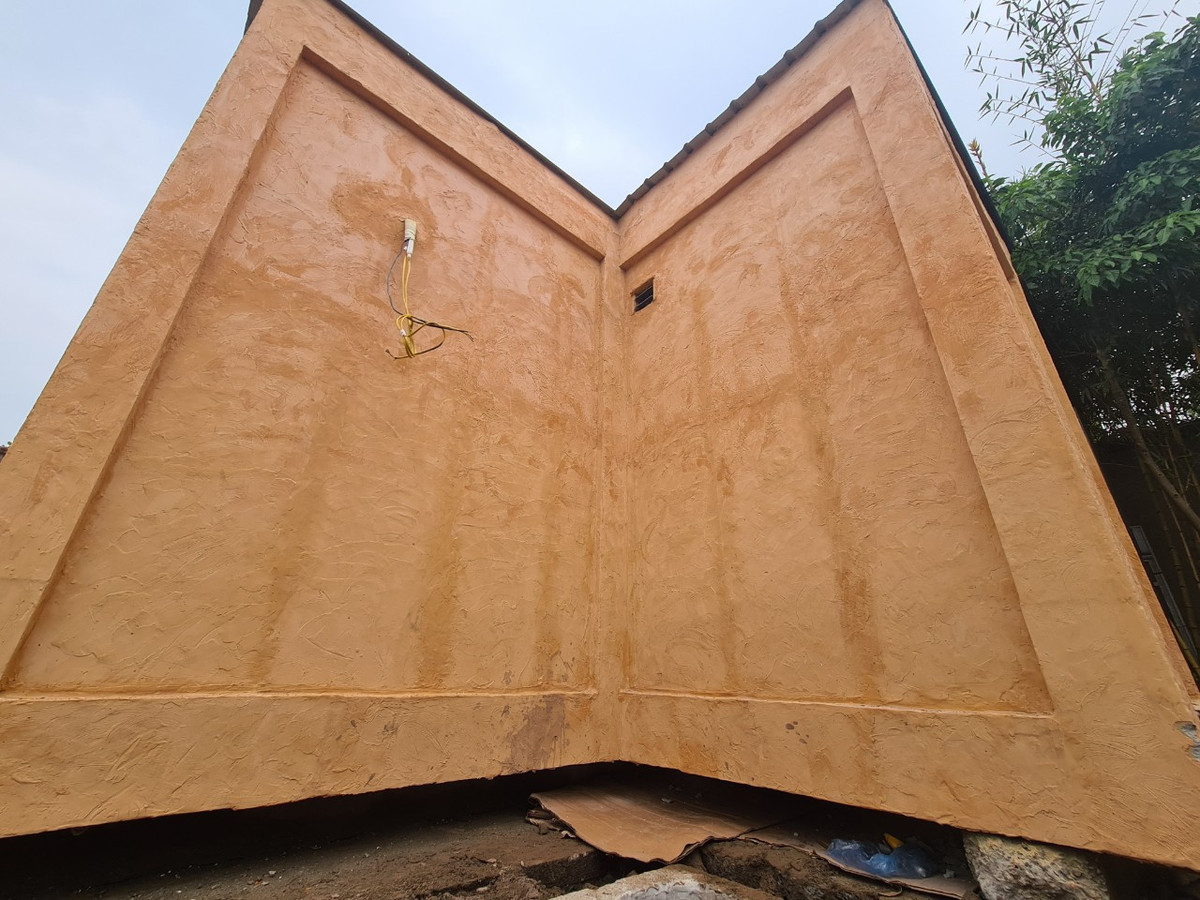 Theo quan sát của phóng viên, ngôi nhà kỳ dị này chỉ làm 1 tầng nhưng thiết kế mang phong cách cổ kính, sang trọng. Nhà được đổ khung, cột, phía trên lợp thêm mái tôn xanh, mặt ngoài có màu vàng đỏ.