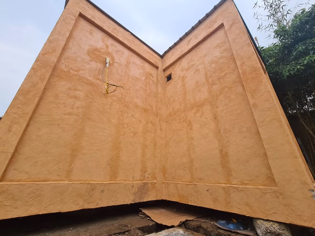 Theo quan sát của phóng viên, ngôi nhà kỳ dị này chỉ làm 1 tầng nhưng thiết kế mang phong cách cổ kính, sang trọng. Nhà được đổ khung, cột, phía trên lợp thêm mái tôn xanh, mặt ngoài có màu vàng đỏ.