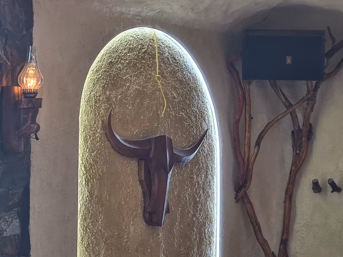 Một người thợ cho biết, ngôi nhà được vận chuyển từ Hưng Yên vượt hàng chục Km về đây. Chi phí xây dựng và nội thất nhà này tổng cộng rơi vào hơn 1,5 tỷ đồng. Thời gian hoàn thiện ngôi nhà này trên 3 tháng.