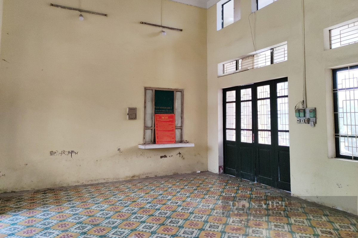 Là một ga nhỏ nên ga Thường Tín luôn trong cảnh vắng bóng người. Hình ảnh chụp bên trong phòng khách đợi tàu, tất cả đều trống trơn, thậm chí cửa sau để ra ga luôn khoá. (Ảnh: Dân Việt).