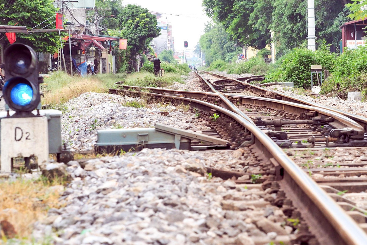 Ga nằm trên mặt đường quốc lộ 1 cũ, thuộc thị trấn Thường Tín, huyện Thường Tín cắt ngang với ga Thường Tín là tỉnh lộ 427 - đường 71 cũ. (Ảnh: Tiền Phong).