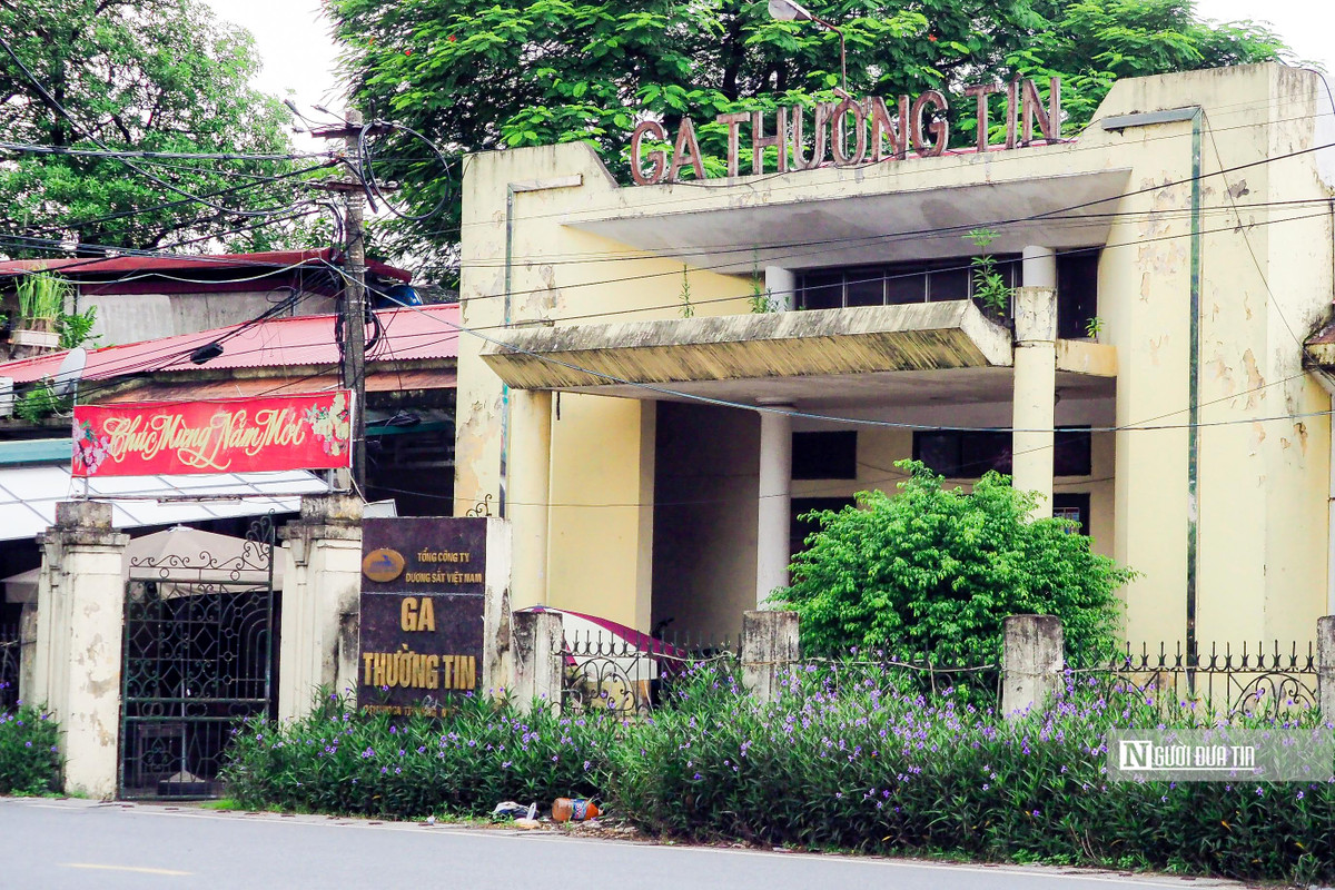 Ga Thường Tín là một nhà ga xe lửa trên tuyến đường sắt Bắc - Nam thuộc địa phận TP Hà Nội, tiếp nối sau ga Văn Điển và trước ga Chợ Tía. (Ảnh: Người đưa tin).