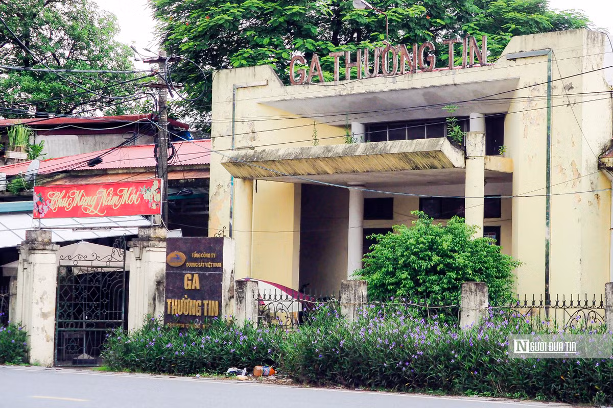 Ga Thường Tín là một nhà ga xe lửa trên tuyến đường sắt Bắc - Nam thuộc địa phận TP Hà Nội, tiếp nối sau ga Văn Điển và trước ga Chợ Tía. (Ảnh: Người đưa tin).
