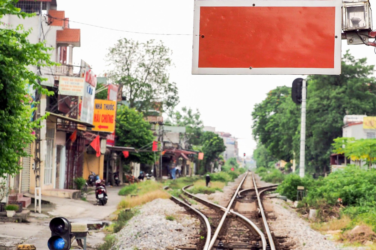 Xung quanh ga Thường Tín có nhiều nhà dân đang sinh sống. (Ảnh: Tiền Phong).