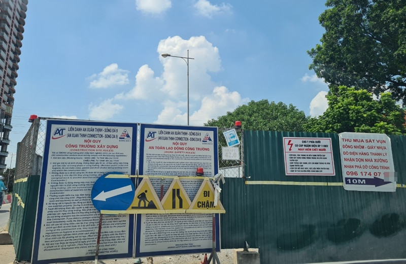 Cửa ra vào thi công các hạng mục của công trình đang được khóa chặt. Thông tin "thu mua sắt vụn" tự người dân dán tràn lan lên hàng rào sắt cũng không được đơn vị có trách nhiệm tháo bỏ, nhìn vô cùng phản cảm.