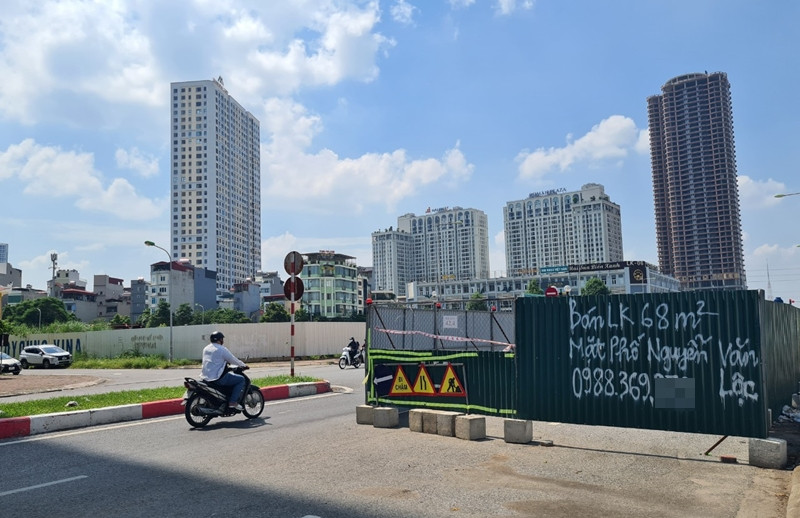 Người dân cho biết, vào khung giờ cao điểm, các phương tiện di chuyển qua khu vực này rất khó khăn vì thường xuyên rơi vào cảnh ùn tắc, bởi vướng phải các hạng mục công trình này.