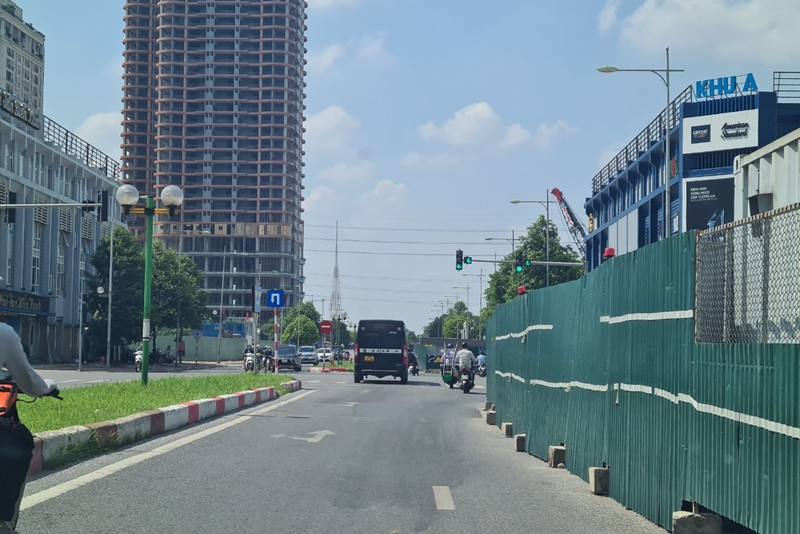 Lòng đường Vũ Trọng Khánh bị thu hẹp để phục vụ cho việc thi công các hạng mục công trình, phương tiện di chuyển qua đây phải đi rất chậm.