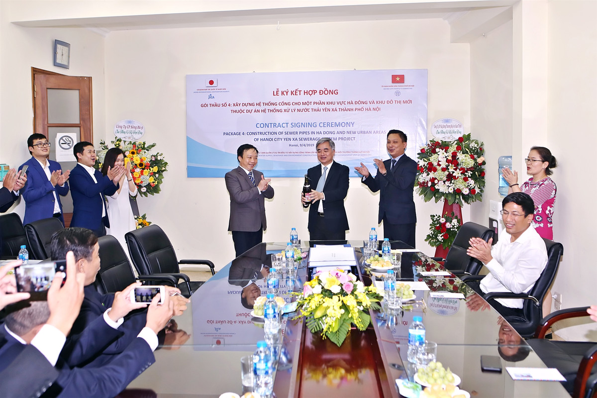 Nhà thầu chính gói thầu số 4 xây dựng hệ thống cống cho một phần khu vực Hà Đông và khu đô thị mới của dự án Hệ thống nước thải Yên Xá là liên danh Công ty CP xây dựng thương mại An Xuân Thịnh và Công ty CP Sông Đà 9. Gói thầu số 4 hạng mục thi công các ga 42.0 đến 42.11 đi qua địa bàn quận Hà Đông, được triển khai thi công từ tháng 10/2021 đến hết ngày 28/2/2022. (Ảnh: songda.vn).