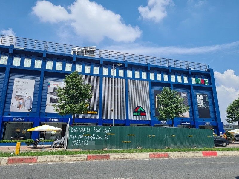 Rào tôn còn bị xịt các thông tin mua bán nhà trông nhếch nhác, mất mỹ quan đô thị.