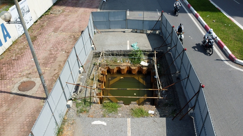 Ghi nhận của phóng viên báo Tri thức và Cuộc sống vào chiều ngày 12/9/2022, các hạng mục công trình gói thầu số 4 dự án Hệ thống nước thải Yên Xá trên đường Vũ Trọng Khánh mới chỉ dừng lại ở việc đào 9/11 hố ga.