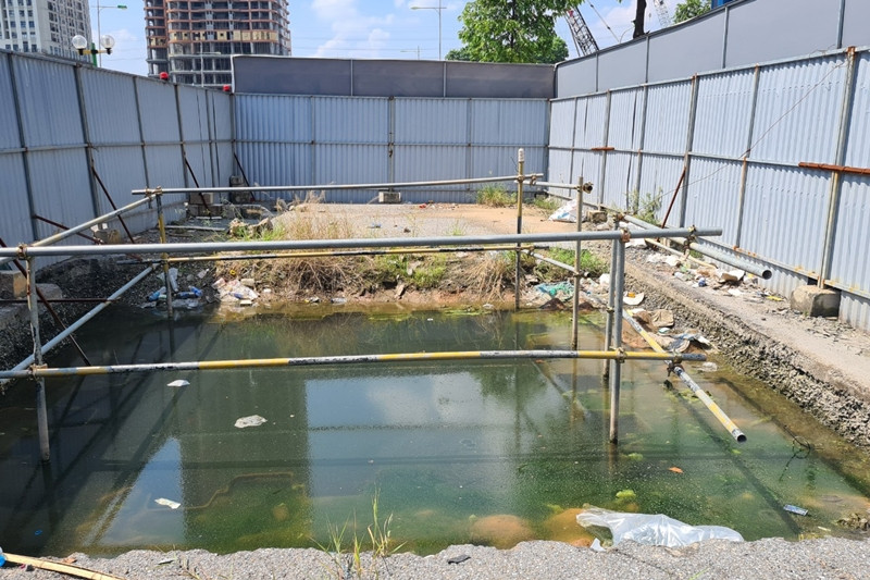 Người dân khu vực cho hay, gần nửa năm nay, 9 hố ga của công trình này dường như không có dấu hiệu của việc thi công. Do công trình “án binh bất động” lâu ngày, khiến nước mưa đọng lại bẩn thỉu, trở thành nơi “trú ngụ lý tưởng” của bọ gậy.