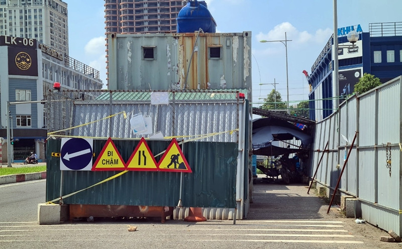 Theo các cơ quan truyền thông, thiết kế dọc đường Vũ Trọng Khánh sẽ xuất hiện 11 hố ga để thi công giếng phục vụ cho dự án Hệ thống nước thải Yên Xá.