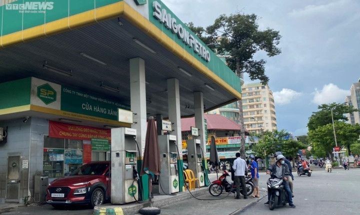 Tại cửa hàng xăng dầu số 1 của Saigon Petro ở đường An Dương Vương, phường 3, quận 5, TP.HCM vào chiều ngày 6/9/2022, khách ra vào đổ xăng vẫn tấp nập. (Ảnh: VTC News).