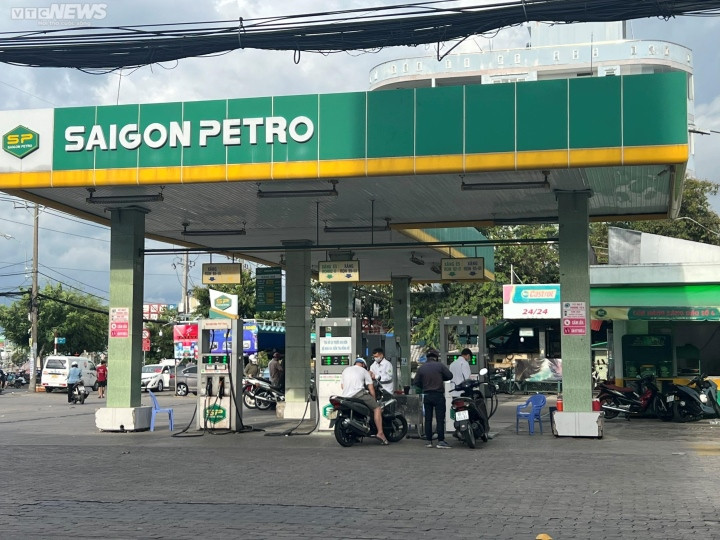 Tương tự, phía cửa hàng xăng dầu số 4 của Saigon Petro trên đường Lâm Văn Bền (quận 7), có 5 trụ xăng cũng đang hoạt động, khách ra vào liên tục. (Ảnh: VTC News).