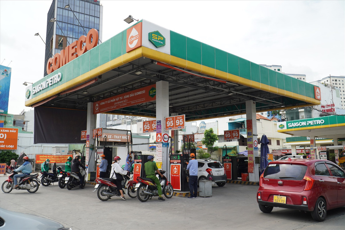 Tại cửa hàng xăng dầu trên đường Điện Biên Phủ (quận Bình Thạnh), được Saigon Petro nhượng quyền kinh doanh cho Comeco, nhân viên tất bật với công việc. (Ảnh: Lao Động).