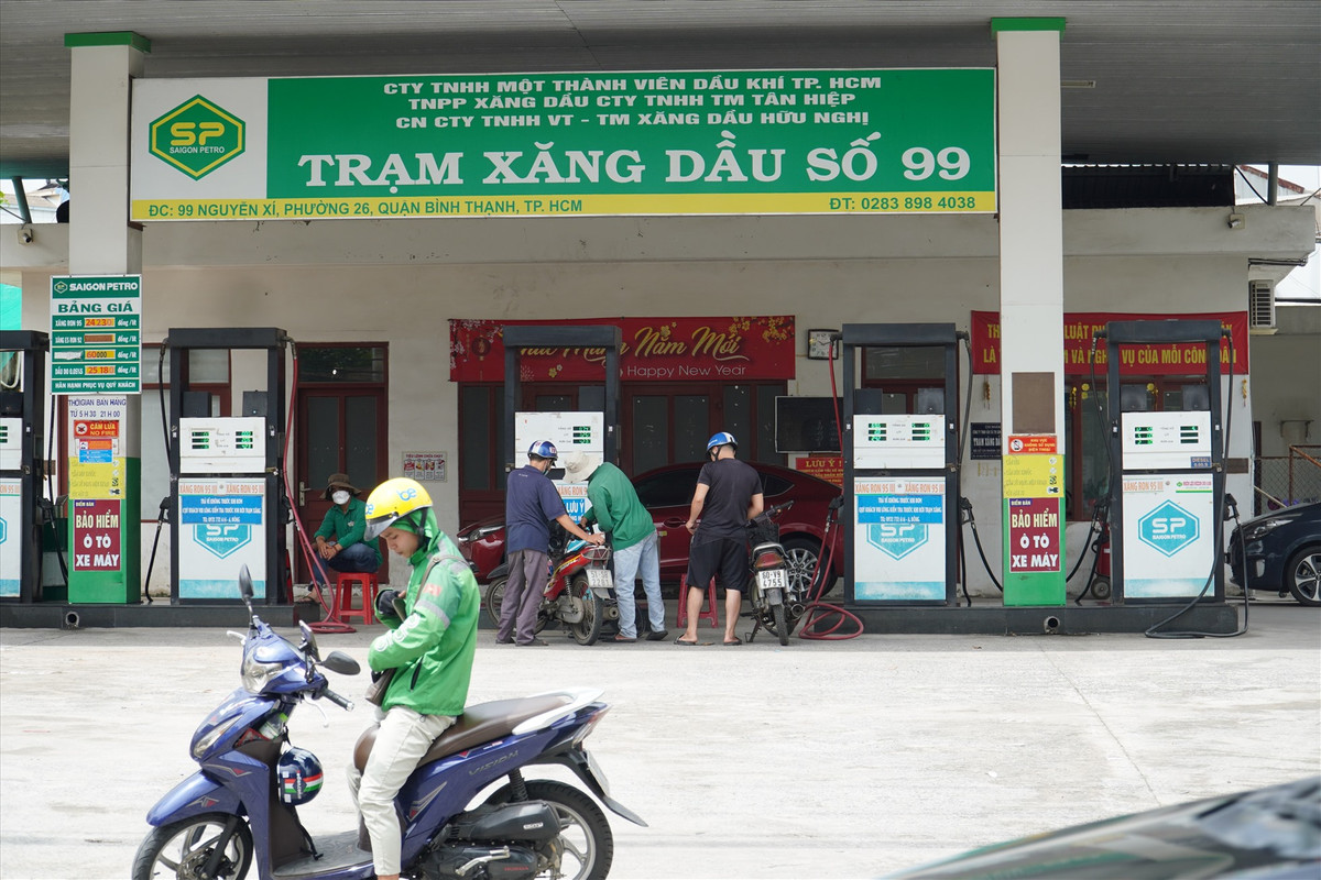 Trạm xăng dầu số 99 của Saigon Petro nằm trên đường Nguyễn Xí (quận Bình Thạnh) vẫn tấp nập khách ra vào đổ xăng, các trụ bơm đều hoạt động trong ngày 8/9. (Ảnh: Lao Động).
