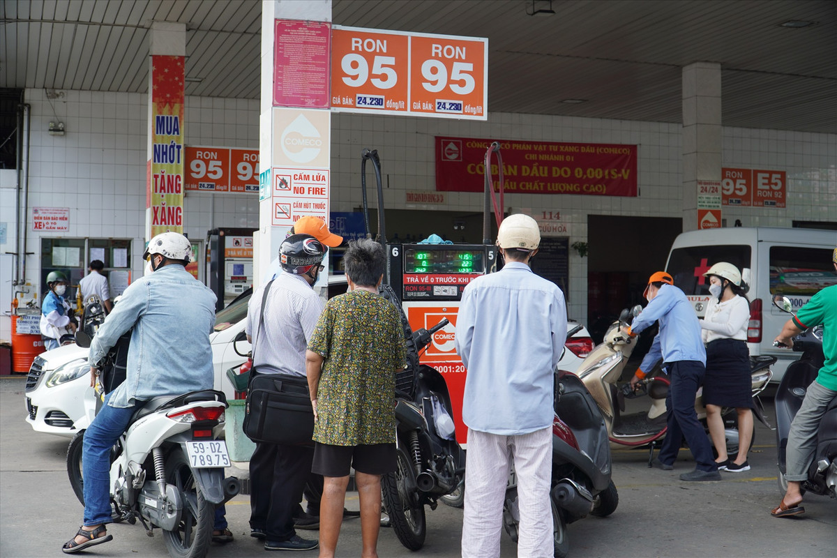 Cụ thể, hệ thống phân phối của Saigon Petro bị mất nguồn cung trên 50.000 m3/tháng và trên 1.000 cửa hàng bán lẻ xăng dầu thuộc hệ thống phân phối có thể sẽ phải đóng cửa. (Ảnh: Lao Động).