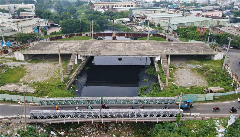 Nguyên nhân khiến dự án cầu Tân Kỳ - Tân Quý đình trệ ngoài việc giải phóng mặt bằng chậm trễ, dự án còn bị Kiểm toán Nhà nước (KTNN) kiểm tra. (Ảnh: Lao Động).