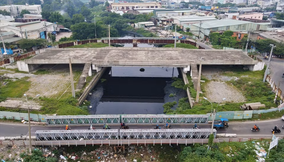 Nguyên nhân khiến dự án cầu Tân Kỳ - Tân Quý đình trệ ngoài việc giải phóng mặt bằng chậm trễ, dự án còn bị Kiểm toán Nhà nước (KTNN) kiểm tra. (Ảnh: Lao Động).