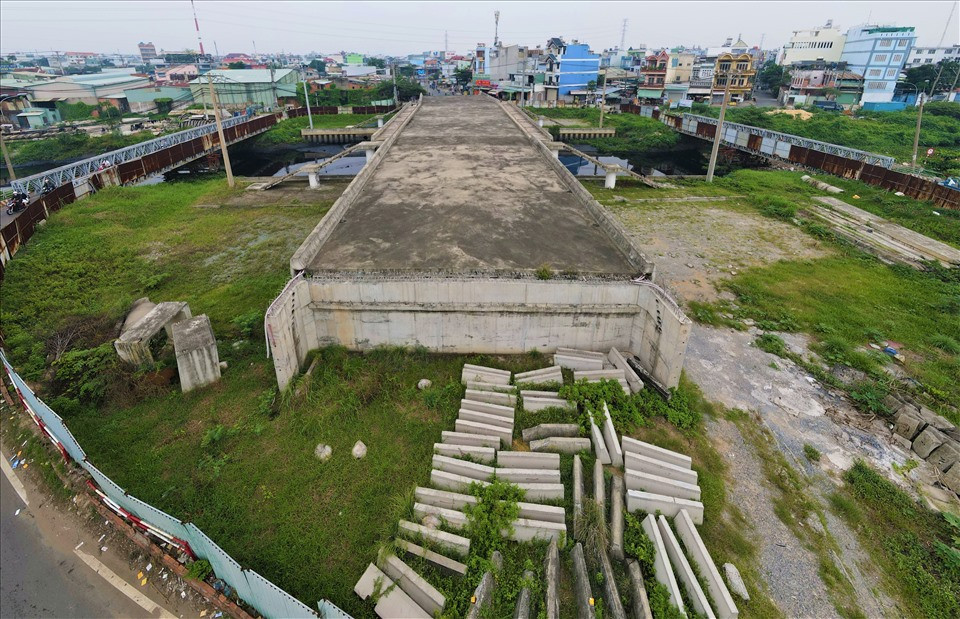 Trước đó, hợp đồng giữa thành phố và Công ty CP đầu tư phát triển hạ tầng (IDICO - chủ đầu tư), cầu sẽ hoàn thành cuối năm 2018, sau đó dự kiến hoàn vốn sau hơn 9 năm thu phí thông qua trạm BOT An Sương - An Lạc trên QL1. (Ảnh: Lao Động).