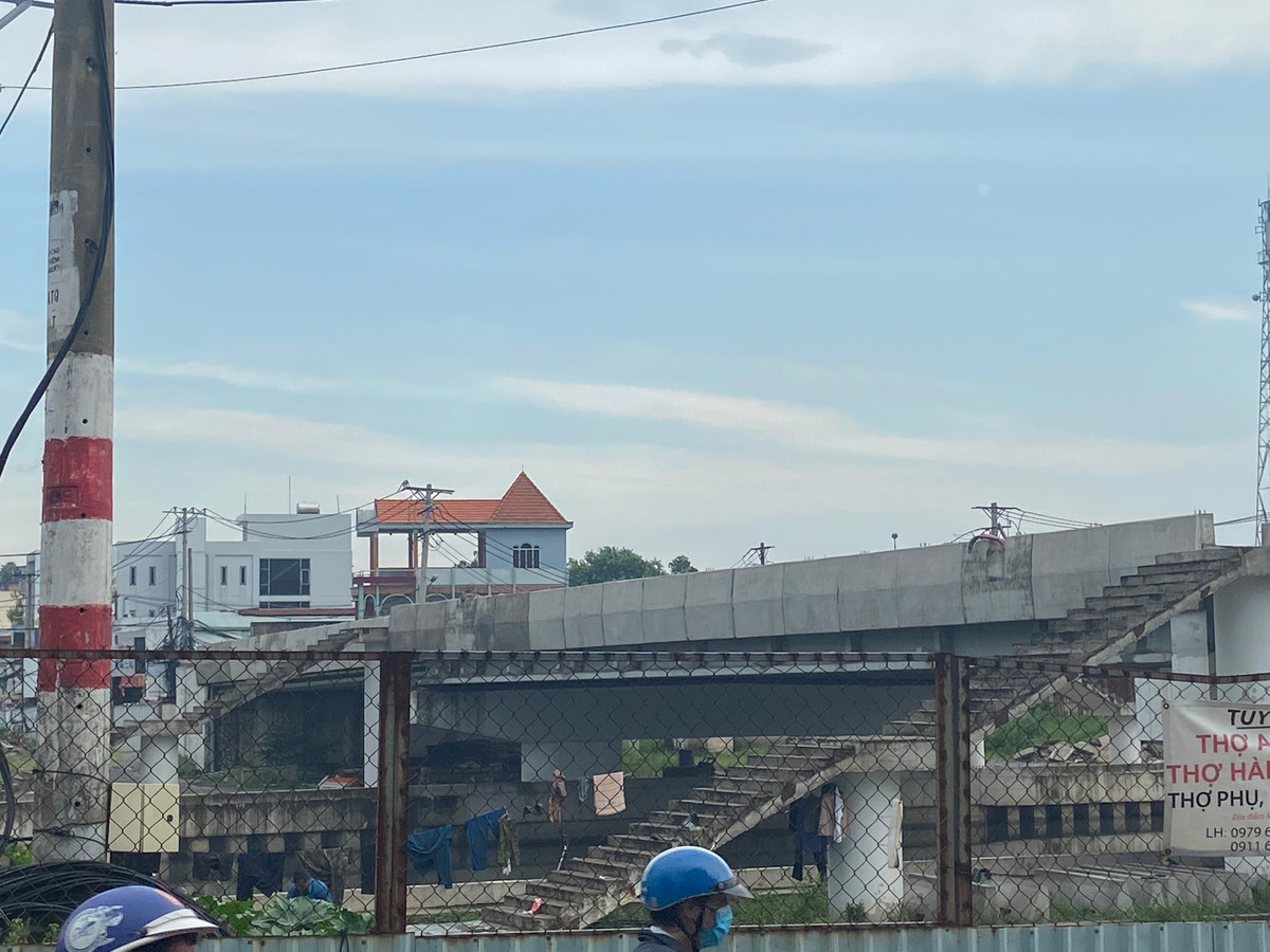 Việc sử dụng nguồn vốn đầu tư công để chuyển đổi hình thức đầu tư cầu Tân Kỳ - Tân Quý là cần thiết, bởi công trình đã đạt 70% khối lượng thi công và hiện đang tạm dừng. Thời gian thực hiện từ năm 2022 đến 2025 (Ảnh: Thanh Niên).