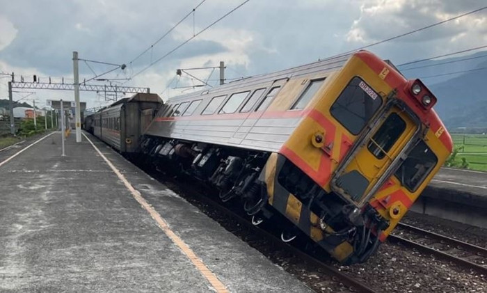 Nha do sap, tau trat banh vi dong dat o Dai Loan-Hinh-2