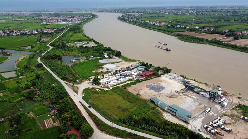 Theo phản ánh của người dân địa phương, dọc bờ sông Đuống ở khu vực này còn xuất hiện một số bãi tập kết cát hoạt động có dấu hiệu mập mờ pháp lý.