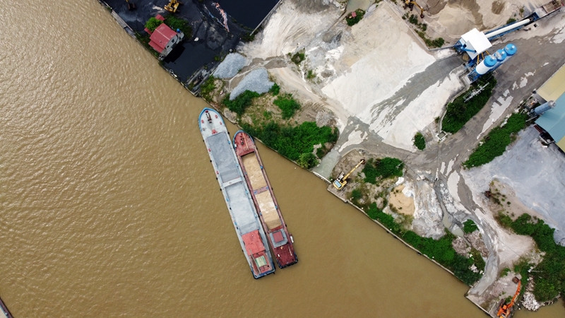 Theo quan sát của phóng viên, các trạm trộn bê tông thương phẩm ở khu vực này được lắp đặt nằm sát mép với dòng chảy của sông Đuống, có dấu hiệu hoạt động không đảm bảo môi trường, không đảm bảo an toàn hành lang đê điều.