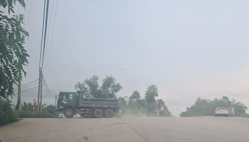 Dọc từ chợ Chì, xã Bồng Lai - đến khu vực Đông Du, xã Đào Viên (huyện Quế Võ) dài khoảng 10km, dù được cắm biển hạn chế tải trọng toàn bộ xe là 12 tấn, thế nhưng đường đê làm bằng bê tông này vẫn đang ngày đêm phải “oằn mình” gánh chịu những chuyến xe trọng tải lớn hơn.