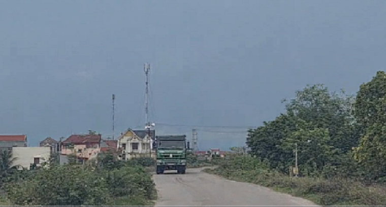 Đi kèm với đó là tình trạng các xe tải, xe bồn chạy rầm rầm cày xéo nát mặt đê tả sông Đuống.