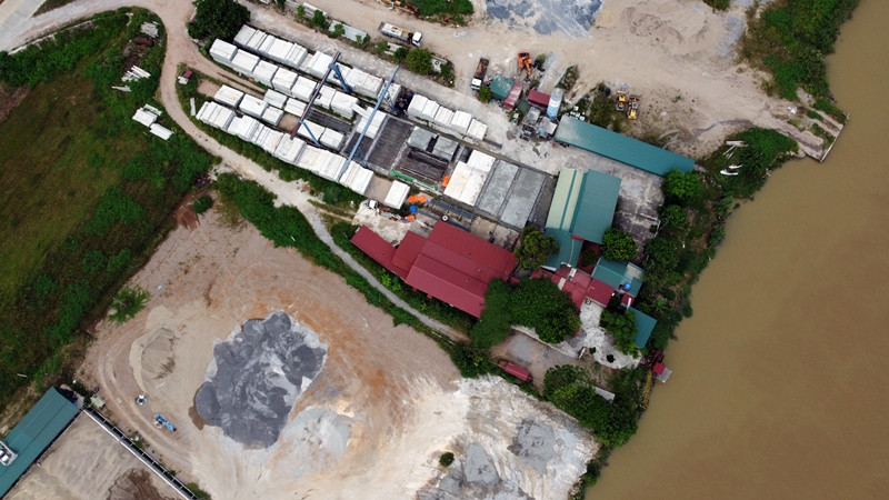 Bên trong các điểm tập kết còn có những công trình cấp 4 lợp bằng mái tôn, hoặc xây kiên cố lùm xụp cũng “mọc” nhan nhản.