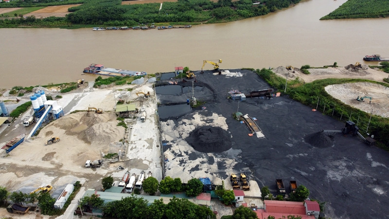 Các bến bãi, trạm trộn bê tông tập trung nhiều nhất là khu vực thôn Vũ Dương (xã Bồng Lai, huyện Quế Võ). Tại đây những bến bãi tập kết cát, than, trạm trộn bê tông “tụ họp” với quy mô rộng trông không khác gì một khu công nghiệp thu nhỏ.