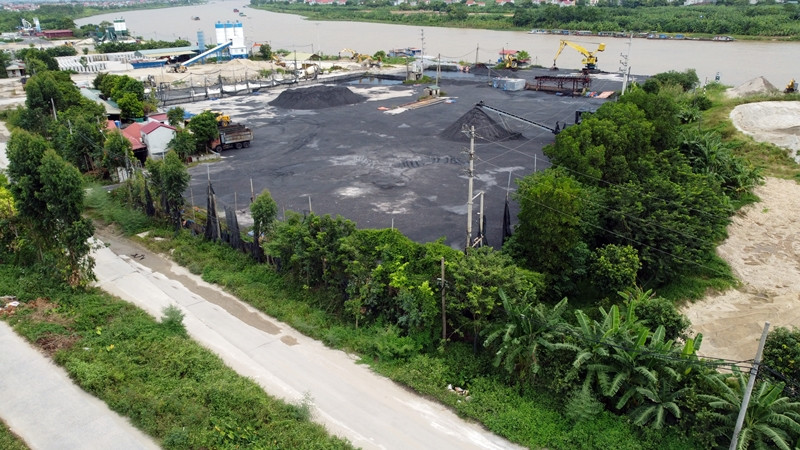 Theo quy định của Luật Đê điều và Luật Phòng, chống thiên tai, từ ngày 15/6 đến 15/10 hằng năm, các địa phương nghiêm cấm hoạt động khai thác cát trên sông; dừng hoạt động tập kết vật liệu xây dựng lên bãi sông, ven chân đê; đồng thời, giảm độ cao chất tải các bãi chứa. Tuy nhiên, ghi nhận của phóng viên vào những ngày gữa tháng 9/2022 cho thấy, các bến bãi, trạm trộn bê tông nằm sát bờ sông Đuống ở huyện Quến Võ vẫn công khai hoạt động bình thường.