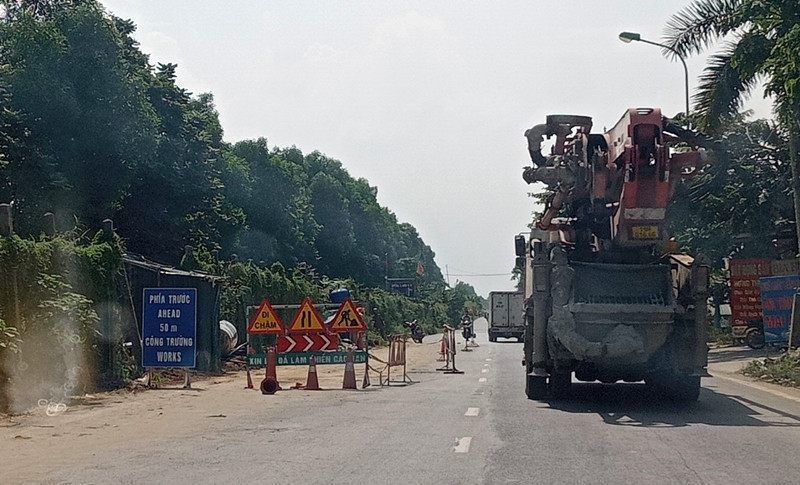 Các đoạn đường đào xới cách nhau khoảng vài trăm mét, công trường thi công biến ven trục Đại lộ Thăng Long nham nhở gây hẹp đường lưu thông của các phương tiện, đất cát văng vãi làm mất an toàn giao thông.