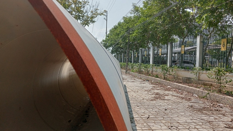 Hiện tại, tiến độ thi công tại các điểm vẫn diễn ra ì ạch, có nơi đào đường xong căng dây rồi bỏ đó, có nơi máy móc tập kết vẫn nằm im. Trong khi đó các ống gang đang có dấu hiệu xuất hiện gỉ sét ở phần ngoài do bị phơi mưa phơi nắng lâu ngày.